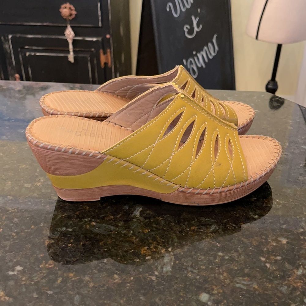 Regina Italian Sz 38 7.5 Wedge Sandals EUC